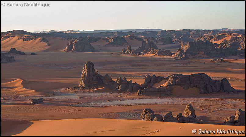 IMG_4203a.jpg - Le tassili N'Ajjer se prolonge à l'est par un autre plateau, la Tadrart. Ce plateau s'étend sur 300 km entre la Libye et l'Algérie. Sa partie septentrionale en Libye porte le nom d'Acacus. Son prolongement au sud, en Algérie porte le nom de tadrart méridionale.
